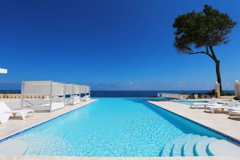 6 outdoor pools, pool umbrellas, sun loungers