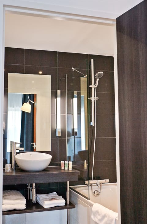 Combined shower/tub, eco-friendly toiletries, hair dryer, towels