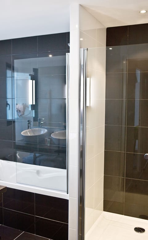 Quadruple Room | Bathroom | Combined shower/tub, eco-friendly toiletries, hair dryer, towels