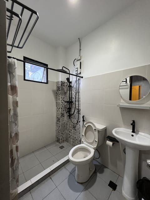 Deluxe Room | Bathroom | Shower, bidet, towels