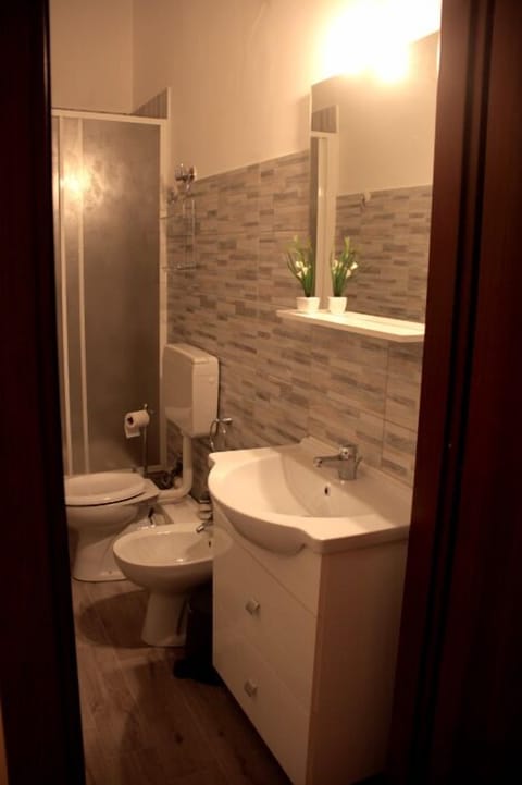 Superior Double Room, Balcony | Bathroom | Free toiletries, hair dryer, bathrobes, bidet