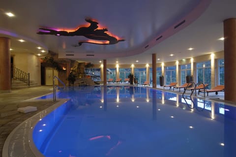 Indoor pool, sun loungers