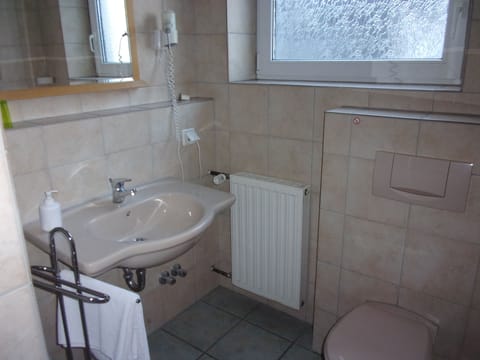 Single Room | Bathroom | Shower, hair dryer, bathrobes, towels