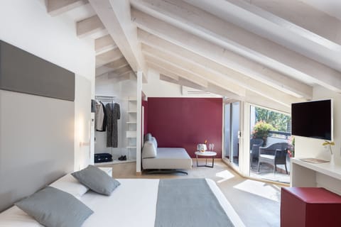 Camera Junior Suite Deluxe, balcone | Minibar, in-room safe, individually furnished, desk