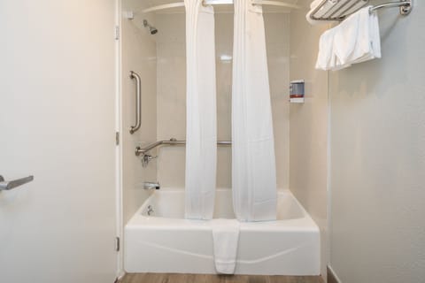 Combined shower/tub, hair dryer, towels