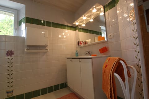 Room (Campagne) | Bathroom | Shower, rainfall showerhead, hair dryer, slippers