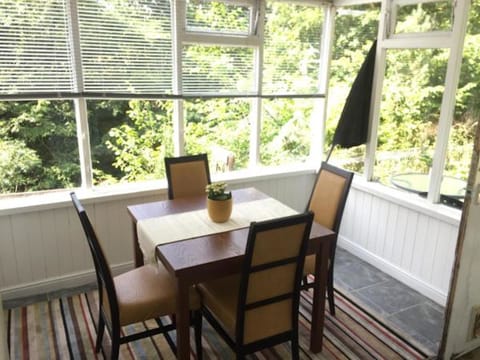 Cottage, 3 Bedrooms, Non Smoking, River View | In-room dining