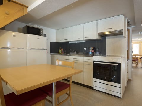 Comfort Double Room (6) | Shared kitchen | Fridge, microwave, oven, stovetop