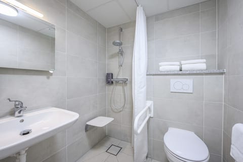 Classic Double Room, Accessible | Bathroom | Shower, rainfall showerhead, free toiletries, hair dryer