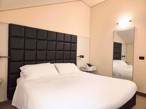 Economy Room | Premium bedding, minibar, in-room safe, desk