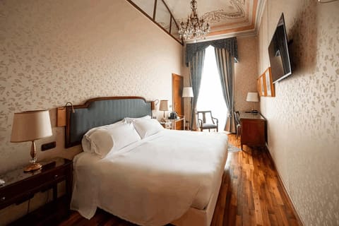 Family Room | Premium bedding, minibar, in-room safe, desk