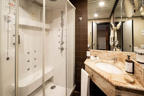 Classic Room | Bathroom | Deep soaking tub, rainfall showerhead, hair dryer, slippers