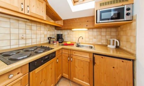 Apartment (Hochfelln) | Private kitchen | Fridge, oven, stovetop, coffee/tea maker