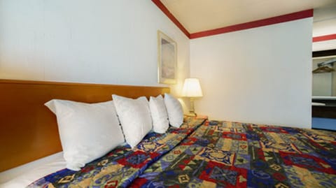 Standard Room, 1 King Bed, Non Smoking | Desk, free WiFi, bed sheets