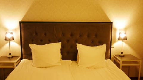 Double Room, Garden View | 1 bedroom, individually decorated, blackout drapes, free WiFi