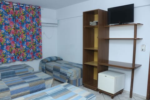 Family Room, Non Smoking (Quintuplo) | Minibar, blackout drapes, free WiFi, bed sheets