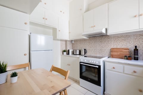 Deluxe Apartment | Private kitchen | Oven, stovetop, dishwasher, espresso maker