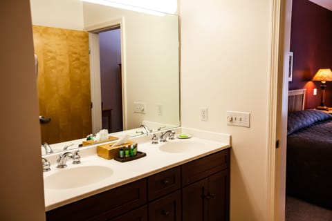 Deluxe Condo, 3 Bedrooms | Bathroom | Combined shower/tub, jetted tub, hair dryer, towels