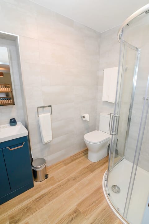 Family Suite | Bathroom | Shower, free toiletries, hair dryer, towels