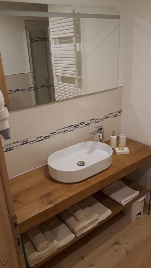 Apartment | Bathroom sink
