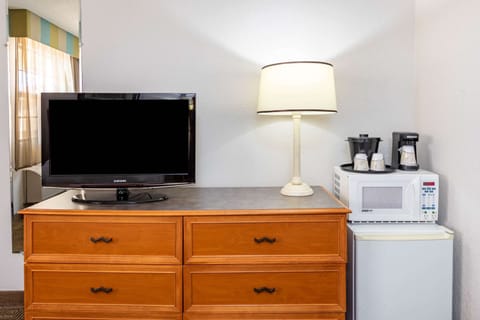 Premium bedding, desk, iron/ironing board, free cribs/infant beds