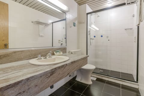 Deluxe Twin Room, 2 Twin Beds | Bathroom | Shower, free toiletries, hair dryer, towels