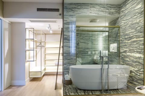 Luxury Studio Suite | Minibar, in-room safe, desk, laptop workspace