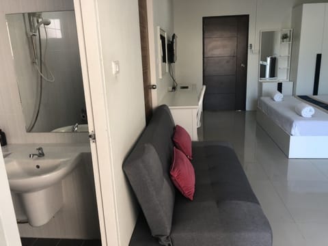 Deluxe Room, 1 King Bed with Sofa bed | Bathroom shower