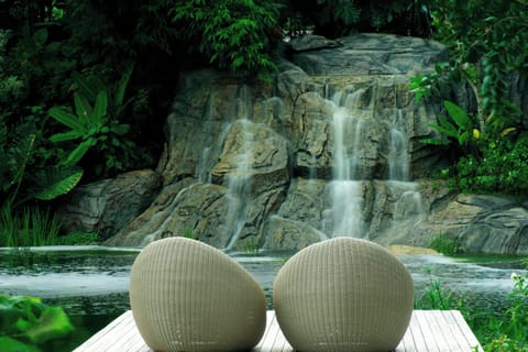 3 restaurants, breakfast, lunch, dinner served; Thai cuisine