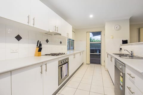 Family House, 3 Bedrooms, 2 Bathrooms, Pool View | Private kitchen | Full-size fridge, microwave, oven, stovetop