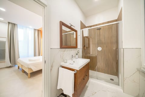 Deluxe Room, 1 Queen Bed, Private Bathroom, City View | Bathroom | Shower, rainfall showerhead, free toiletries, hair dryer