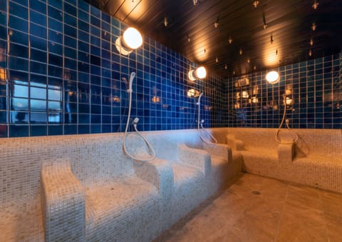 Couples treatment rooms, sauna, spa tub, hot springs