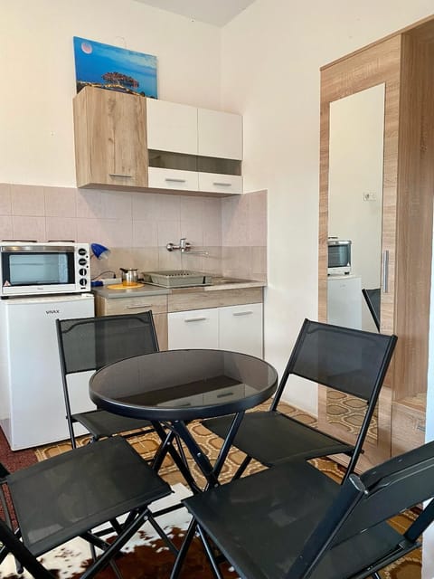 Standard Studio | Private kitchenette | Full-size fridge, microwave, oven, stovetop