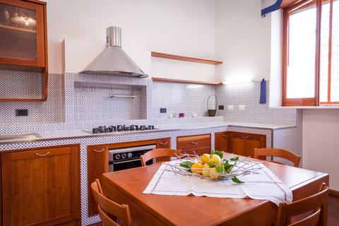 Deluxe Double Room (Mare) | Private kitchen | Fridge