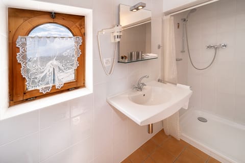 Traditional Double Room | Bathroom | Free toiletries, hair dryer, towels