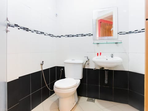 Standard Single Room | Bathroom | Shower, bidet, towels