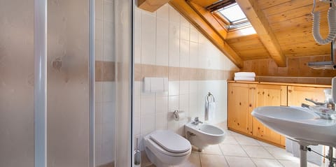 Superior Room | Bathroom | Shower, free toiletries, hair dryer, towels