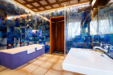 Suite | Deep soaking bathtub