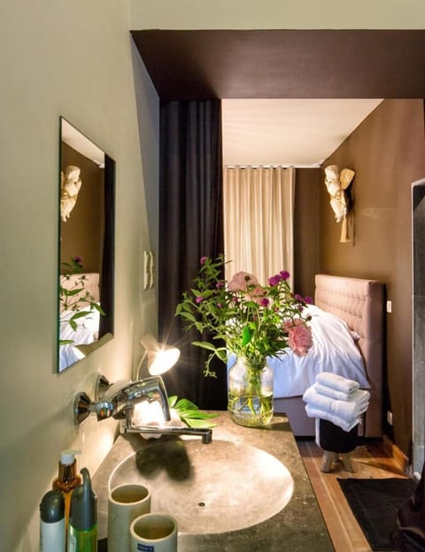 Combined shower/tub, free toiletries, towels