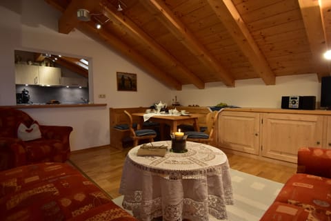 Apartment (Hochgern) | Living area | Flat-screen TV, DVD player