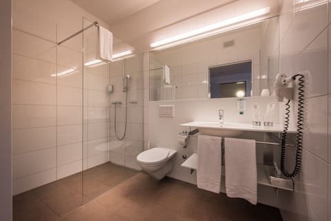 Double Room (Large) | Bathroom | Free toiletries, hair dryer, towels