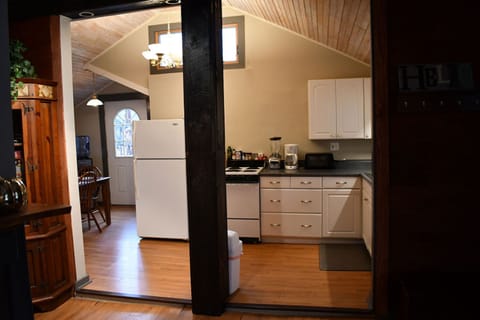 Family Cabin, 2 Bedrooms, Mountain View | Private kitchen | Full-size fridge, microwave, oven, stovetop