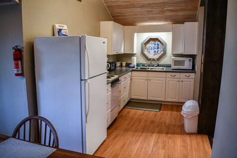 Family Cabin, 2 Bedrooms, Mountain View | Private kitchen | Full-size fridge, microwave, oven, stovetop