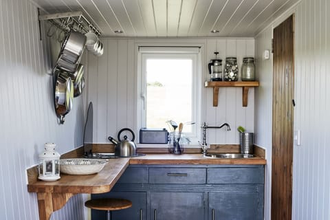 The Hut | Private kitchen | Stovetop, electric kettle, cookware/dishes/utensils