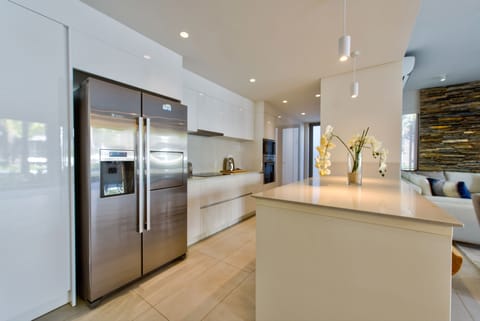 Apartment, 3 Bedrooms (Banyan Grove) | Private kitchen | Full-size fridge, microwave, oven, stovetop