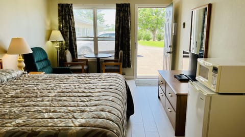 Classic Single Room, 1 King Bed, Private Bathroom, Courtyard View | Premium bedding, pillowtop beds, desk, soundproofing