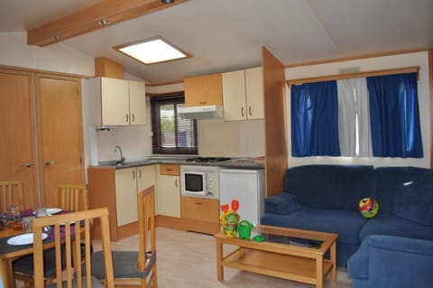 Mobile Home, 3 Bedrooms (Confort) | Living area | Flat-screen TV, table tennis