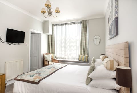 Standard Double or Twin Room | Hypo-allergenic bedding, desk, iron/ironing board, free WiFi