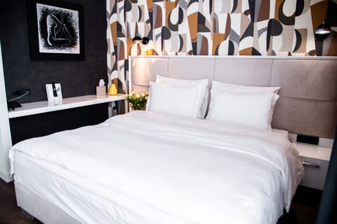 Executive Suite, 1 King Bed | Hypo-allergenic bedding, minibar, in-room safe, individually decorated