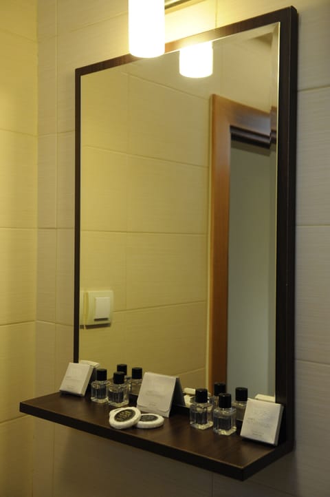 Double Room | Bathroom | Shower, hair dryer, towels